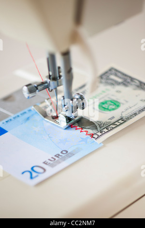 Hälften der Banknoten wird mit der Nähmaschine genäht Stockfoto