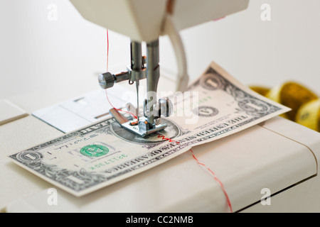 Hälften der Dollarnote mit Nähmaschine genäht werden Stockfoto