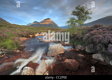 Sunrise malt die Flanke der Buachaille Etive Mor in Schottland Stockfoto