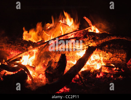 Irland, Grafschaft Westmeath, Lagerfeuer am Abend Stockfoto