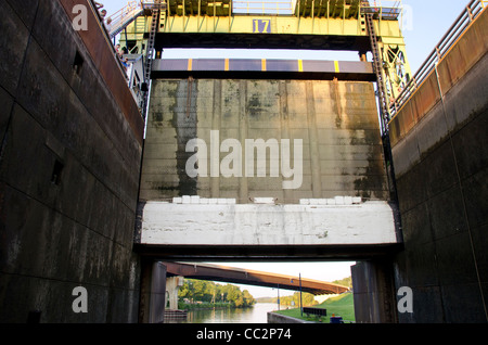 New York, Erie Canal, Mohawk River. lock 17 Zu wenig fällt. Stockfoto