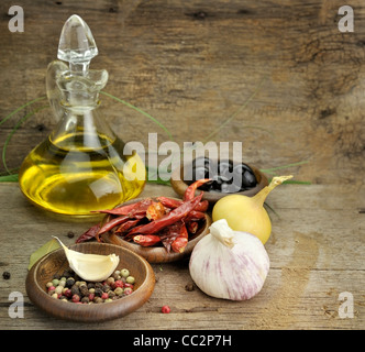 Speiseöl und Gewürzen auf hölzernen Hintergrund Stockfoto