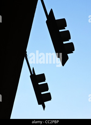 Silhouette der Ampel gegen blauen Himmel Stockfoto