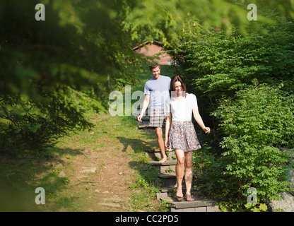 USA, New York, Putnam Valley, Roaring Brook Lake, paar Schritte unter Bäumen hinunter Stockfoto