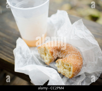 USA, New York, Warwick, Nahaufnahme Donut und Apfel Cidre Stockfoto
