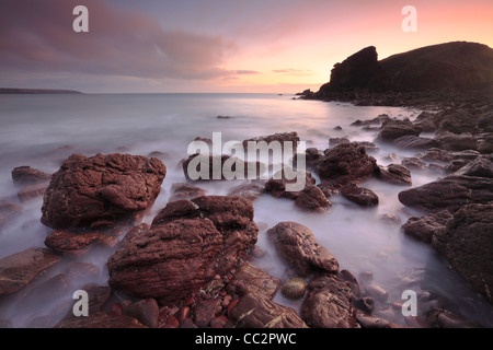 Dämmerung über die felsige Küste von Marloes Sands in Pembrokeshire, Wales Stockfoto