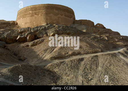 Eine Zoroastrian Tower of Silence außerhalb Yazd im Iran, wo Leichen lag aufgedeckt sauber von den Geiern in "Himmel Bestattungen" abgeholt werden. Stockfoto