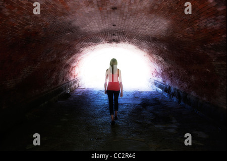 USA, New York, New York City, Manhattan, Central Park, junge Frau, die im tunnel Stockfoto
