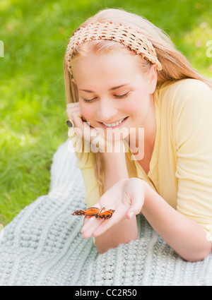 USA, New York, New York City, Manhattan, Central Park, Frau mit Schmetterling auf Seite Stockfoto