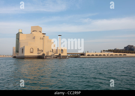 Eine Ansicht des Katars Museum für islamische Kunst in Doha Bucht, zeigt die Sea Gate und Steg, Jan 2012 Stockfoto