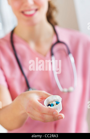 Nahaufnahme von Krankenschwester holding Schale mit Pillen Stockfoto