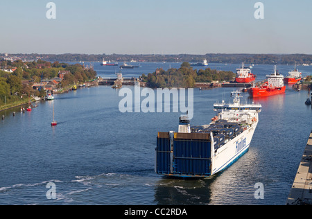 Schiffe an Schleuse Holtenau, Nord-Ost-Kanal, Kiel, Deutschland Stockfoto