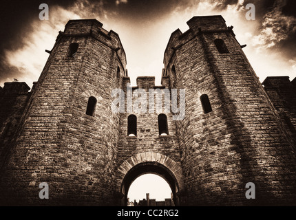 Dramatische Schuss von Cardiff Castle gates Stockfoto