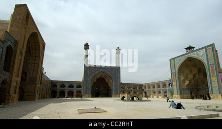 Die massive Jameh (Freitag)-Moschee in Isfahan, Iran, umfasst 800 Jahre glorreiche islamische Architektur. Stockfoto