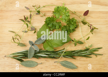 Frisch gepflückten Kräutern auf einem Holzbrett Stockfoto