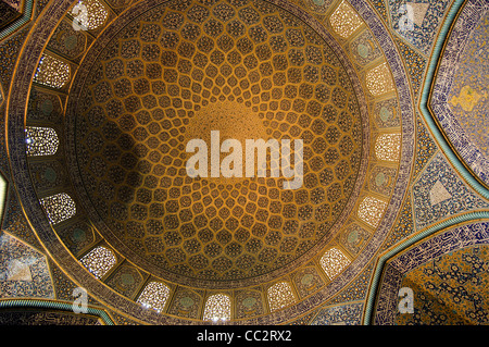 Dies ist das Innere der Kuppel des Sheikh Lotfollah Moschee in Isfahan, Iran, von Schah Abbas i. zwischen 1602 und 1619 erbaut. Stockfoto