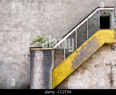 Heruntergekommene gelbe Treppe Stockfoto