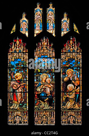 Madonna mit Kind, Chor Süd-Fenster. Kirche des Hl. Andreas, Greystoke, Cumbria, England, Vereinigtes Königreich, Europa. Stockfoto