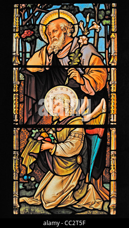 Saint Joseph und ein Engel. Detail der Kanzel Süd-Fenster. Kirche des Hl. Andreas, Greystoke, Cumbria, England, Vereinigtes Königreich. Stockfoto