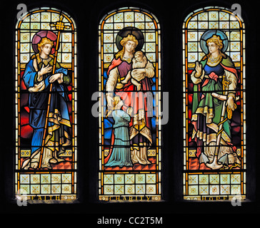 Glaube, Liebe und Hoffnung Fenster. Kirche des Hl. Andreas, Greystoke, Cumbria, England, Vereinigtes Königreich, Europa. Stockfoto