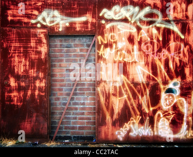 Gefüllt in verlassenen Tür mit roten Ziegeln und graffiti Stockfoto