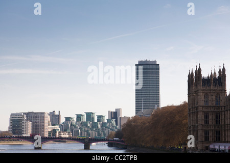 Blick stromaufwärts von Westminster einschließlich der Gebäude der Millbank Tower, St. George Wharf und der Secret Intelligence Service. Stockfoto