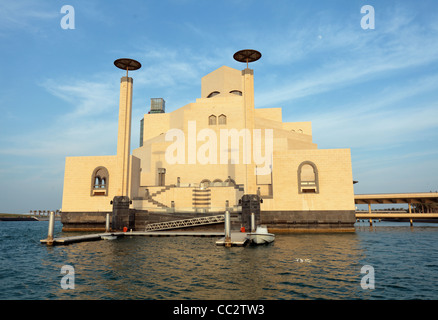 Eine Ansicht des Katars Museum für islamische Kunst in Doha Bucht, zeigt die Sea Gate und Steg, Jan 2012 Stockfoto