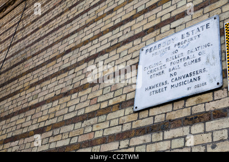 Beachten Sie an der Wand am Eingang des Peabody Estate, Westminster, London. Stockfoto