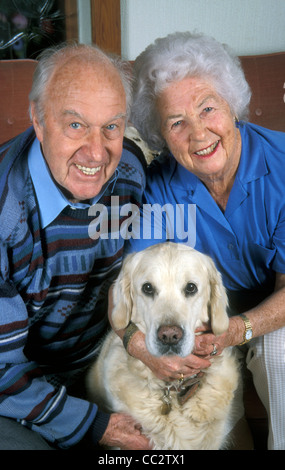 älteres Ehepaar und golden retriever Stockfoto