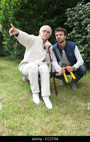 Hinweis auf etwas zu Gärtner Senior Stockfoto