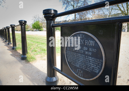 Plaque, beschreibt die Ursprünge der Rotten Row, Hyde Park, London. Stockfoto