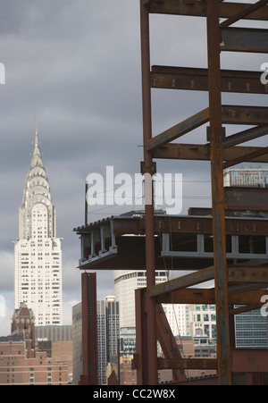USA, New York State, New York City, Baustelle und Chrysler Gebäude im Hintergrund Stockfoto