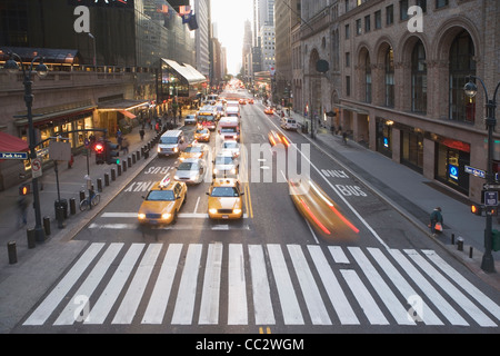 USA, New York City, Manhattan, Verkehr hielten an Zebrastreifen auf der 42nd street Stockfoto