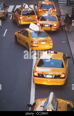 USA, New York City, Manhattan, gelben Taxis auf der 42nd street Stockfoto