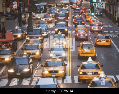 USA, New York City, Manhattan, Verkehr hielten an Zebrastreifen auf der 42nd street Stockfoto