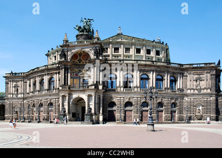 Opernhaus Semperoper am Theaterplatz in Dresden. Stockfoto