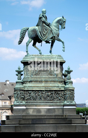 Reiterstandbild des sächsischen Königs Johann vor dem Opernhaus Semperoper in Dresden. Stockfoto