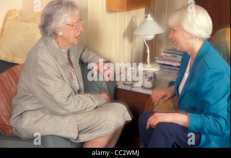 Reife Mutter und Tochter-Gespräch Stockfoto