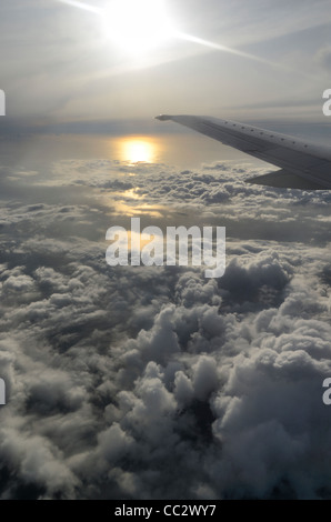 Blick aus dem Fenster der Boeing 737 Flug über Wolken in späteren Nachmittag in Neuseeland Stockfoto