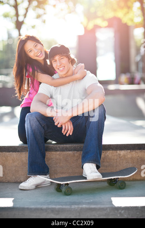 USA, Washington, Seattle, multi-ethnischen Brautpaar posiert mit skateboard Stockfoto