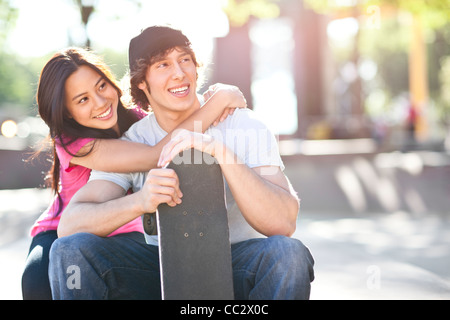 USA, Washington, Seattle, multi-ethnischen Brautpaar posiert mit skateboard Stockfoto