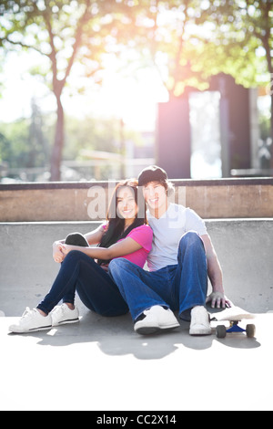 USA, Washington, Seattle, multi-ethnischen Brautpaar posiert mit skateboard Stockfoto