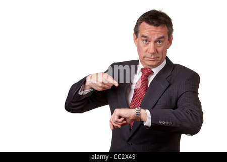 Verärgert, wütend Mittelalter Geschäftsmann zeigte auf Zeit auf Uhr Stockfoto
