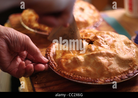 Hausgemachter Apfelkuchen immer in Scheiben geschnitten Stockfoto