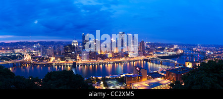 USA, Pennsylvania, Pittsburgh, Skyline in der Abenddämmerung Stockfoto