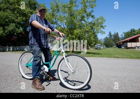 USA, Montana, Felchen, Porträt von senior woman auf Fahrrad Stockfoto