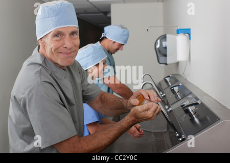 USA, Arizona, Phoenix, Chirurgen, waschen Sie die Hände im Krankenhaus Stockfoto