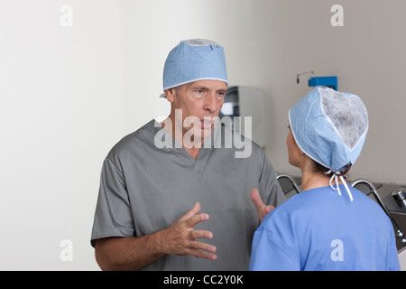 USA, Arizona, Phoenix, männlich und weiblich Chirurgen sprechen Stockfoto