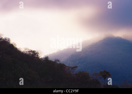 Mexiko, Puerto Vallarta, Jalisco Berge im Nebel Stockfoto