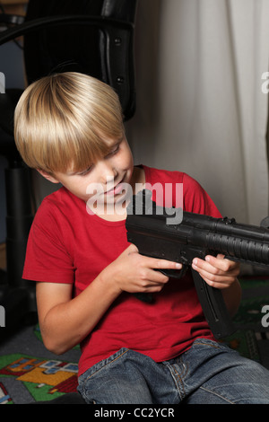 Junge Krieger, Soldat, schießen, Gewehr, Spielzeug Stockfoto